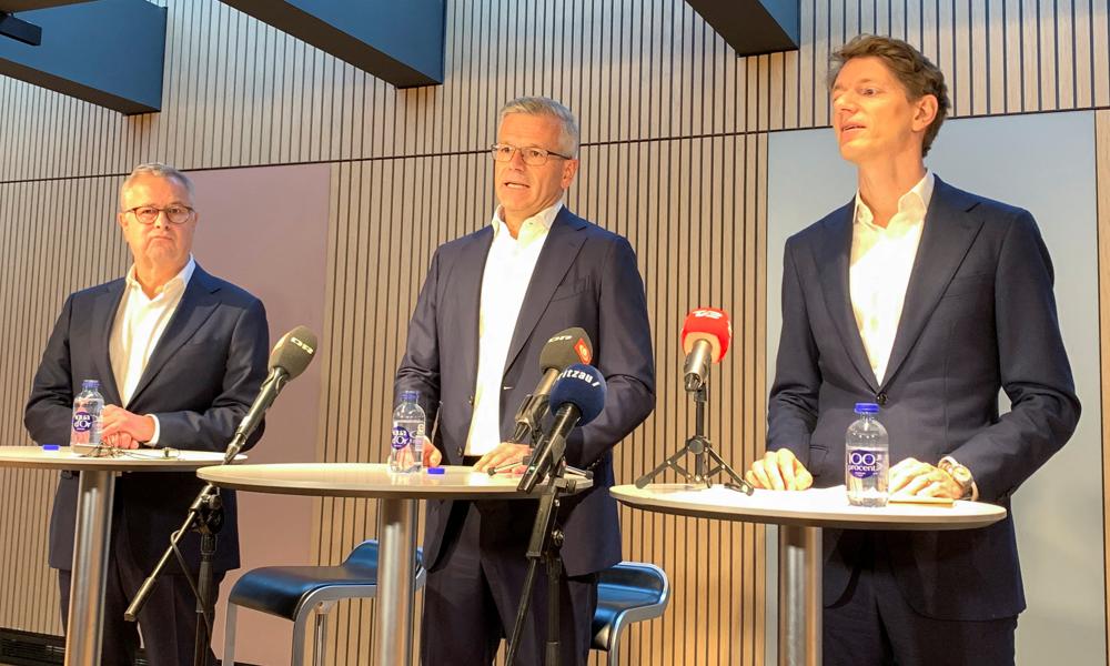 Soren Skou, til venstre, forlader Mærsk ved årsskiftet. I midten står hans afløser, Vencent Clerc, mens bestyrelsesformand, Robert Mærsk Uggla, er placeret yderst til højre. Soren Skou, til venstre, forlader Mærsk ved årsskiftet. I midten står hans afløser, Vencent Clerc, mens bestyrelsesformand, Robert Mærsk Uggla, er placeret yderst til højre.