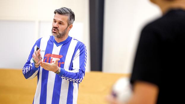 Den nye pædagog i Kridthuset, John Skov, har taget initiativ til en fodboldworkshop. Han synes, at alle børn fortjener at opleve sammenholdet på banen, om de har diagnoser eller ej.  <i>Foto: Torben Hansen</i>