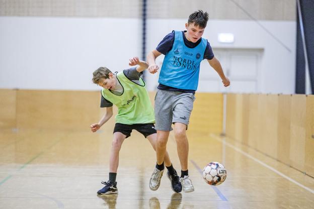 Børnene fra Kridthuset i Assens elsker at spille fodbold, og de accepterer hinandens forskellige evner og udfordringer. <i>Foto: Torben Hansen</i>