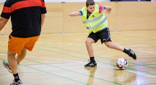 De voksne fra Kridthuset er på banen sammen med de unge spillere, når skolefodboldholdet træner.  <i>Foto: Torben Hansen</i>
