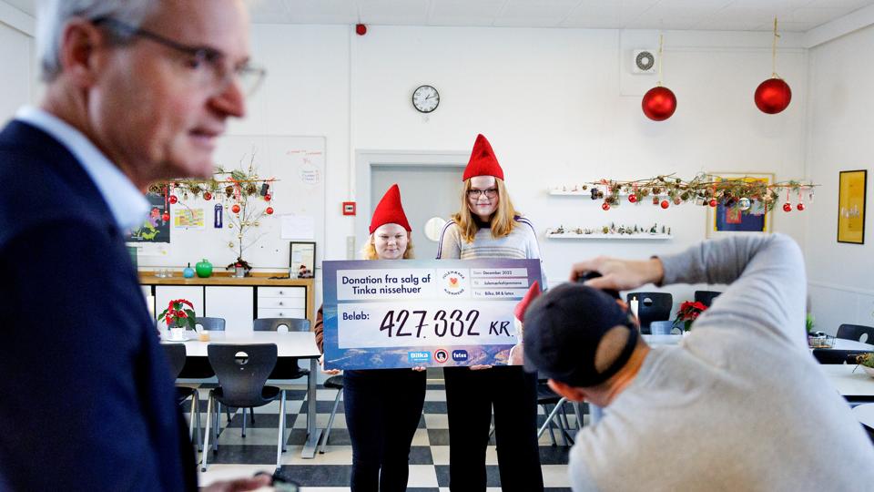 Julemærkefonden modtager i år 427.332 kr. fra Salling Group for salget af Tinka-nissehuer. Der er blevet doneret 2 kr. for hver solgt hue. <i>Foto: Torben Hansen</i>