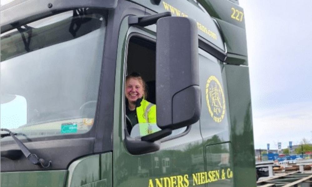 Simone Kallegaard er en af de kvindelige chauffører i Ancotrans. Simone Kallegaard er en af de kvindelige chauffører i Ancotrans.