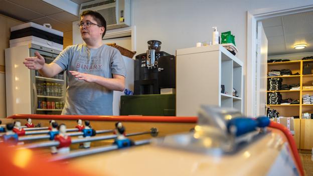 Jonas sørger for, at køleskabet er fyldt og en række andre praktiske opgaver. <i>Foto: Martin Damgård</i>