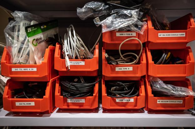 Jonas har sorteret kablerne, så udviklerne hos Intelligent Systems nemt kan finde det, de skal bruge. <i>Foto: Martin Damgård</i>