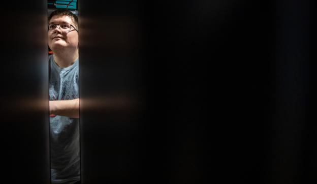 Jonas er en ung mand i 20'erne som har autisme. Han har fået et job på virksomheden Intelligent Systems i Hadsund, formidlet af Mariagerfjord Kommune, som gør en særlig indsats for at hjælpe unge med autisme. Hadsund 13. december 2022 <i>Foto: Martin Damgård</i>