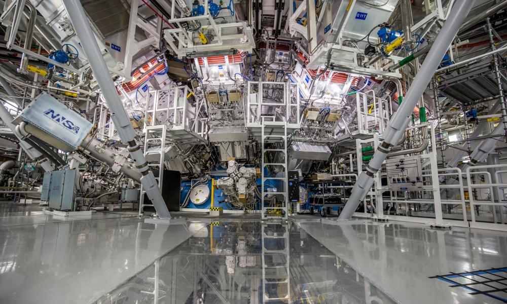Målkammaren för LLNL:s National Ignition Facility, där 192 laserstrålar levererade mer än 2 miljoner joule ultraviolett energi till en liten bränslepellet för att skapa fusionständning den 5 december 2022. Målkammaren för LLNL:s National Ignition Facility, där 192 laserstrålar levererade mer än 2 miljoner joule ultraviolett energi till en liten bränslepellet för att skapa fusionständning den 5 december 2022.