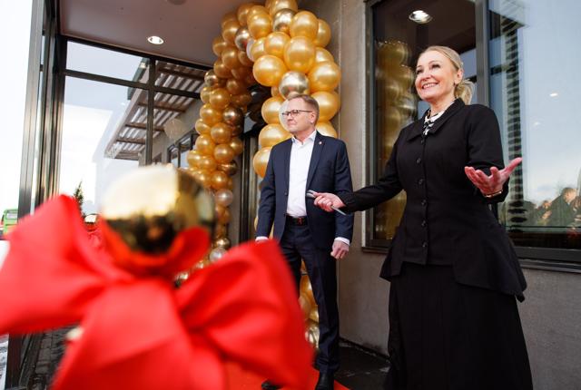 Britta Børding på åbningsdagen af McDonald's Nykøbing, her i selskab med Morsø Kommunes borgmester Hans Ejner Bertelsen (V).