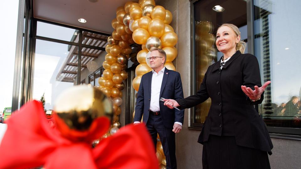 Britta Børding på åbningsdagen af McDonald's Nykøbing, her i selskab med Morsø Kommunes borgmester Hans Ejner Bertelsen (V). <i>Foto: Bo Lehm</i>