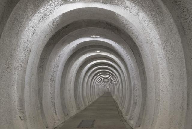 Foto viser den 300 meter lange indgangstunnel som fører os ind til det sikrede Regan Vest anlæg.