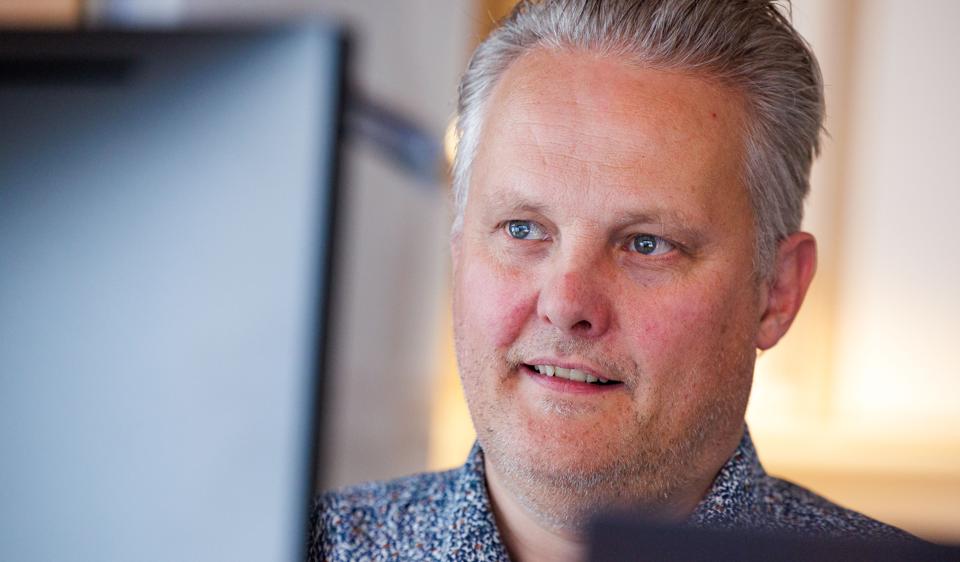 For at hjælpe ukrainere med at komme i arbejde har Steen Wæver fået oversat værktøjet IPA Core Personality, som bruges i rekruttering, til Ukrainsk. Samtidig har han gjort programmet gratis for virksomheder, der overvejer at ansætte en ukrainer. <i>Foto: Bo Lehm</i>