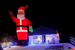Gigantisk julemand har indtaget villakvarter