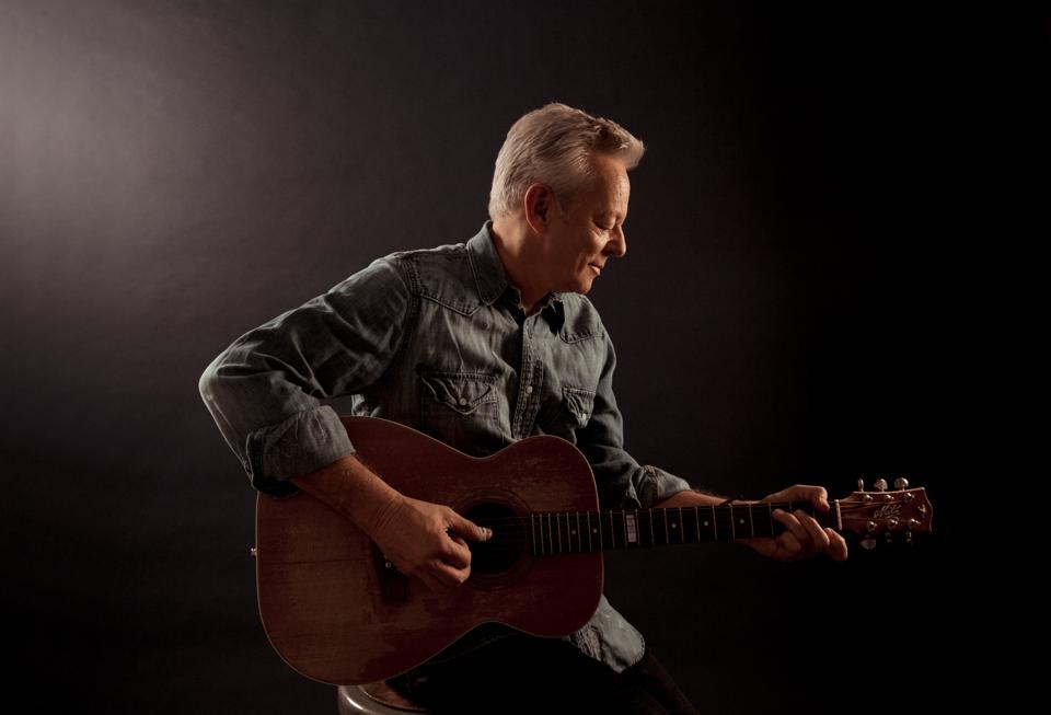Eric Clapton og Mark Knopfler har kaldt ham "verdens bedste guitarist". Til november gæster han Frederikshavn. <i>Foto: Alysse Gafkjen</i>