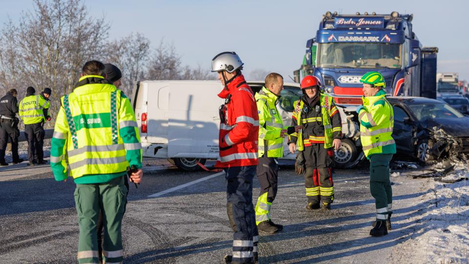 Det var det helt store beredskab der blev aktiveret, da kæmpeulykken på motorvej E45 mellem Handest og Purhus skete. <i>Foto: Henrik Bo</i>