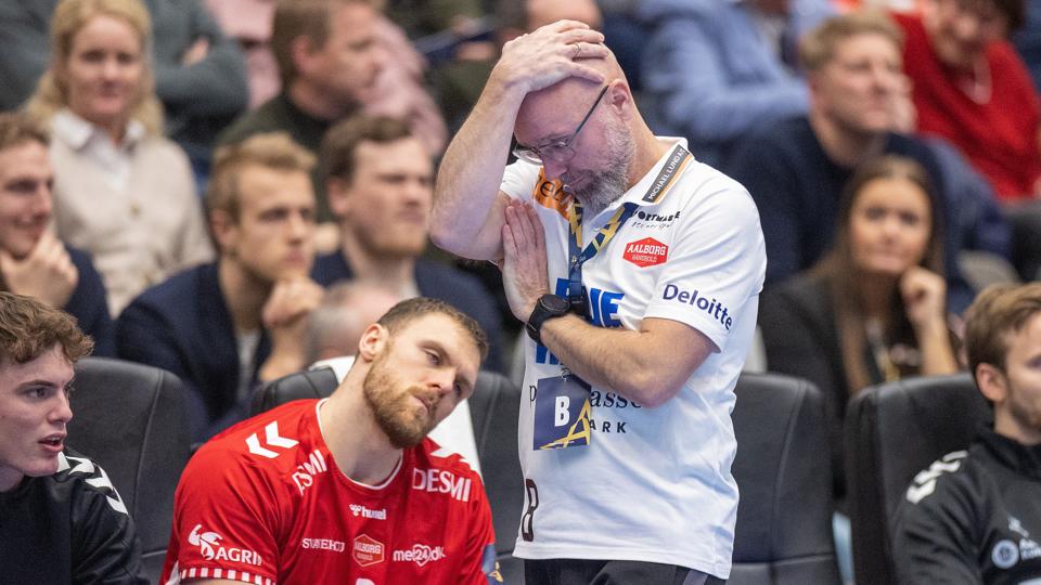 Cheftræner Stefan Madsen kunne se sit hold fejle sig ud af kampen mod Kiel i starten af anden halvleg. <i>Foto: Bente Poder</i>
