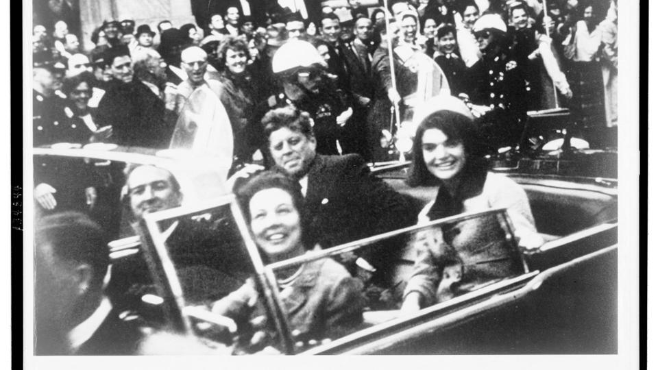 Den tidligere amerikanske præsident John F. Kennedy og førstedame Jacqueline Kennedy kørte sammen med den daværende guvernør John Connally fra Texax og hans kone gennem Dallas. Billedet er taget få øjeblikke, inden Kennedy blev skudt 22. november 1963. <i>Arkivfoto: Handout/Ritzau Scanpix</i>