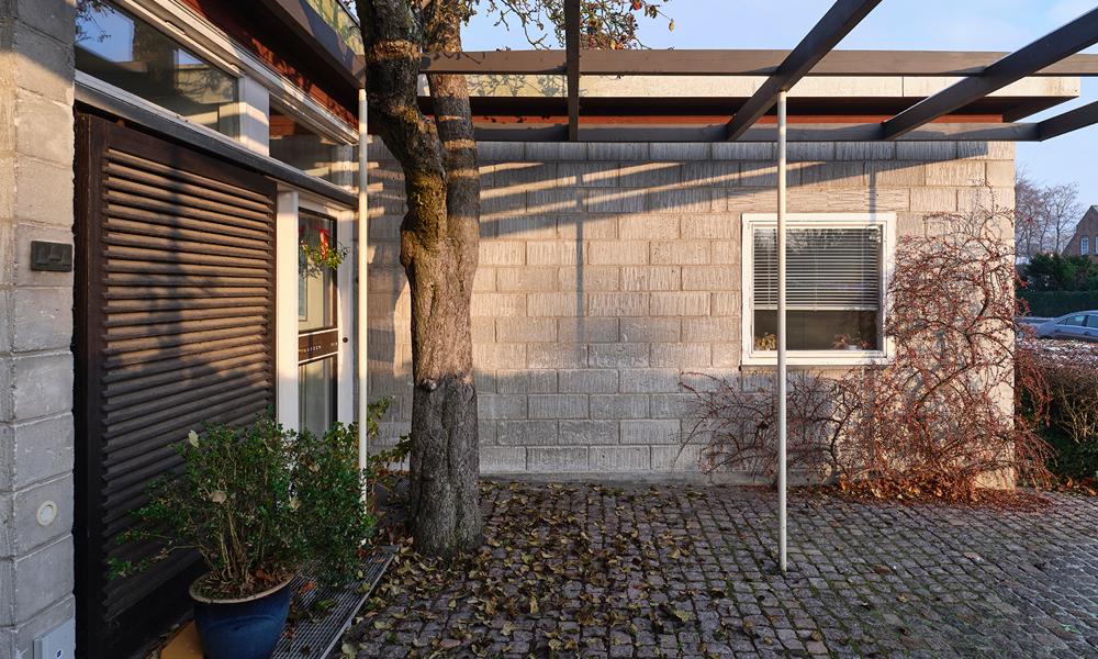 De danske arkitekt Vilhelm Lauritzen opførte i 1958 huset på Bernstorffsvej i Hellerup til sig selv og sin familie. De danske arkitekt Vilhelm Lauritzen opførte i 1958 huset på Bernstorffsvej i Hellerup til sig selv og sin familie.
