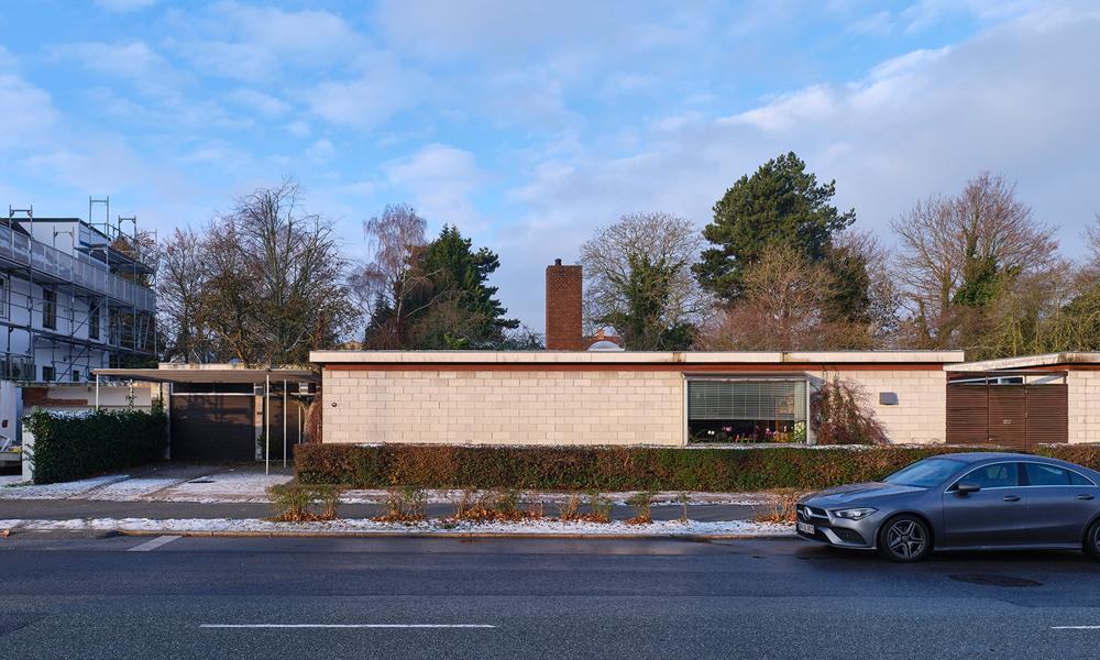 De danske arkitekt Vilhelm Lauritzen opførte i 1958 huset på Bernstorffsvej i Hellerup til sig selv og sin familie. De danske arkitekt Vilhelm Lauritzen opførte i 1958 huset på Bernstorffsvej i Hellerup til sig selv og sin familie.