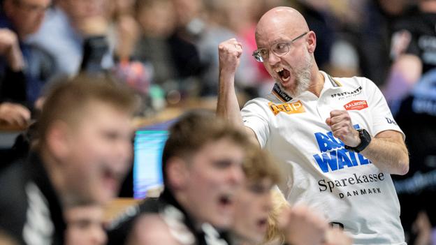 Cheftræner Stefan Madsen havde god grund til at glæde sig over de 60 flotte minutter i Silkeborg. <i>Foto: Lars Pauli</i>
