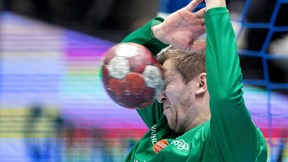 Simon Gade reddede med hele kroppen mod Silkeborg, hvor Aalborg Håndbold i det hele taget var tæt på at toppræstere på alle positioner. <i>Foto: Lars Pauli</i>
