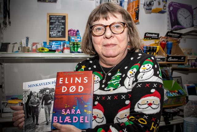 Minkbogen fra Gjøl er julens helt store sællert, fortæller Kirsten Hansen fra Pen & Papir i Brovst. Den lokale bogudgivelse kan sagtens konkurrere med Elins Død af Sara Blædel, der er julens mest populære bog i krimigenren.