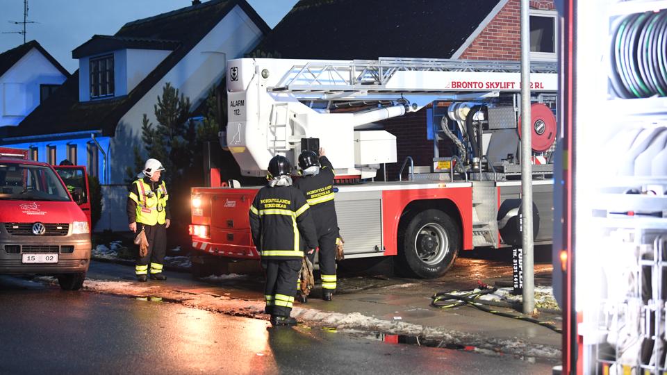 En villa i Frederikshavn brød søndag eftermiddag kort efter kl. 14 i brand, mens ejerne var ude af huset. <i>Foto: Jan Pedersen</i>