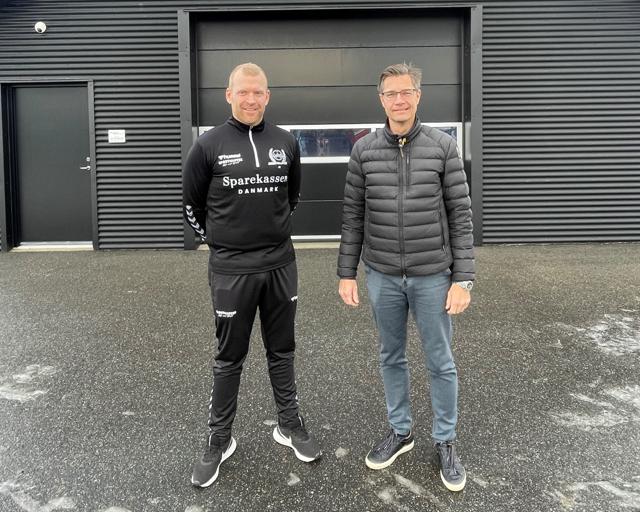 Jesper Egebo (tv) glæder sig over, at René Jensen igen i år vil stille lokaler til rådighed for salg af fyrværkeri.