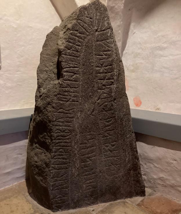 I Hune Kirke står en runesten med teksten: ”Hove, Thorkild, Thorbjørn satte deres fader Runulv den Rådsnildes sten”. Den stammer fra perioden 970-1020, og det kan derfor meget vel være Runulv den Rådsnildes vikingehal, man har fundet ved Hune. <i>Foto: Nordjyske Museer</i>