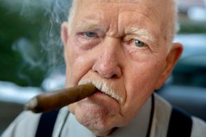 Erik var cigarmager på C.W. Obels Tobaksfabrik - en menneskealder senere ligger håndværket stadig i fingrene