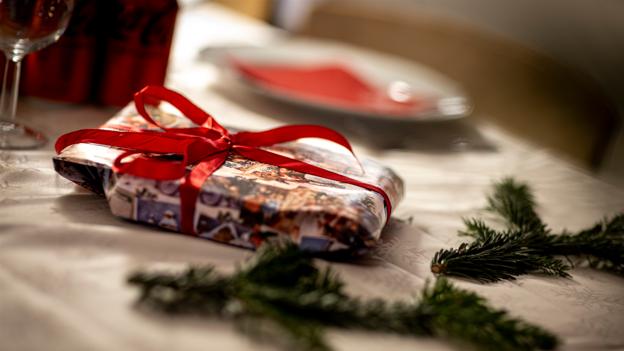 Alle børn i Hedehuset får tre gaver på "juleaften" 19. december, og så er der pakkerne i pakkespillet ... <i>Foto: Martél Andersen</i>