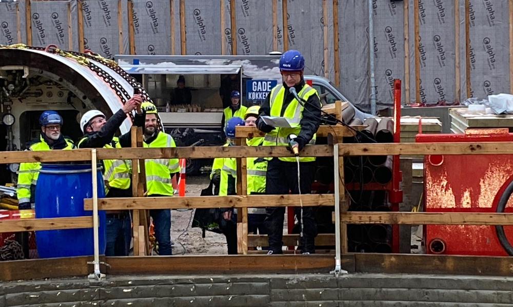 Projektejer Svend Krongaard Hansen fra Hofor døber tunnelboremaskinen Signe, der skal bore første etape af Kalvebod Brygge Skybrudstunnel, den 19. december 2022. Projektejer Svend Krongaard Hansen fra Hofor døber tunnelboremaskinen Signe, der skal bore første etape af Kalvebod Brygge Skybrudstunnel, den 19. december 2022.