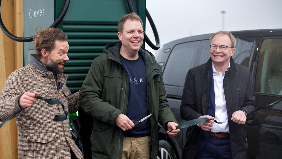 Ingen åbning uden snoreklip. Her er det (fra venstre) Casper Kirketerp-Møller, direktør for Clever, Claus Sørensen, indehaver af Kvix, og Niels Jørgen Pedersen (V), borgmester i Thisted Kommune. <i>Foto: Bo Lehm</i>