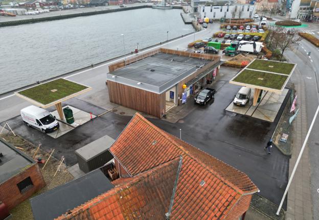 Forpladsen hos Kvix midt i Thisted er komplet transformeret. Hvor der gennem 70 år blev solgt benzin og diesel, er der i dag skudt seks grønne ladestandere op, til glæde for elbilister fra nær og fjern. <i>Foto: Clever</i>