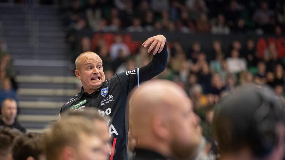 Cheftræner Niels Agesen vil se sit hold være bedre i ankomstfasen i angrebet, når HTH Herreligaen til februar genstartes. <i>Arkivfoto: Martél Andersen</i>