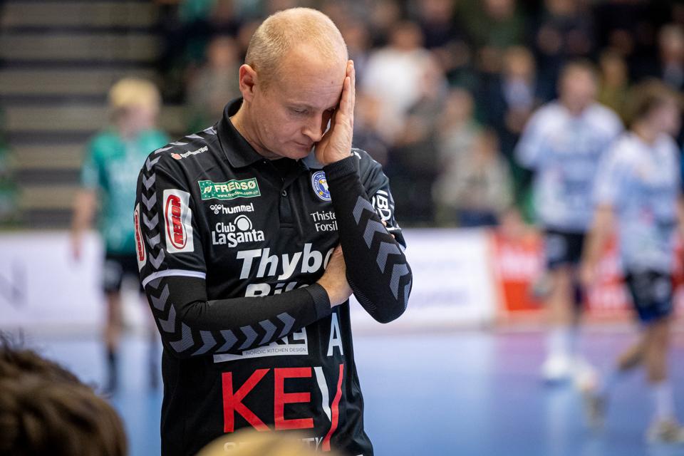 Niels Agesen har kæmpet med at få sit mandskab til at gå op i en højere enhed i denne sæson. <i>Arkivfoto: Martél Andersen</i>