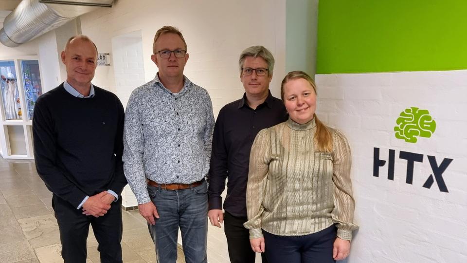 HTX Frederikshavn har indgået en samarbejdsaftale med Martec og MAN Energy Solutions, der i grove træk handler om at få flere studerende på HTX Frederikshavn og Martec - og efter endt studie få flere til at søge arbejde i den maritime branche i Frederikshavn. Fra venstre er det John Ditlev, MAN Energy Solutions - uddannelseschef Jan Jacobsen, Martec - underviser Kristian Holm Nielsen - samt HTX-vicerektor Lene Faurholt. <i>Foto: HTX Frederikshavn</i>