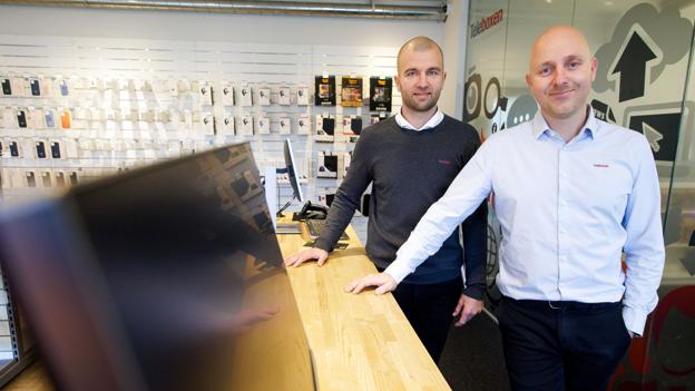 Teleboxen har prioriteret at have en fysisk butik på Havnen i Thisted. - Det betyder meget, at kunderne har et sted, de kan gå hen, og vi samtidig viser, at vi hører til her, fortæller Jacob Pedersen og Martin Birk. <i>Foto: Bo Lehm</i>
