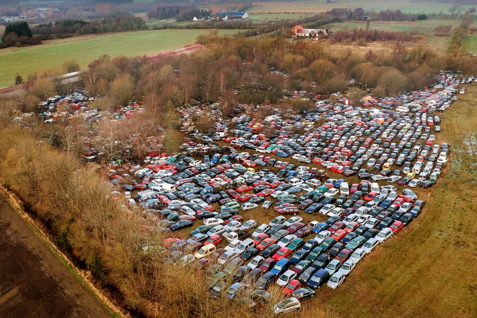Skrothandleren i Frederikshavn har op mod 2000 biler på adressen - men har kun tilladelse til at have 500. <i>Foto: Lars Pauli</i>