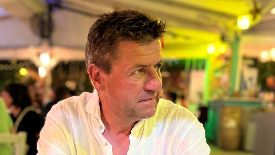 Kim Dybdahl har i årevis været en synlig figur i Østervrå. Både som erhvervsdrivende og som aktiv ildsjæl i byen. Derfor gør det også ondt på ham, at han nu har måttet vælge at flytte sin virksomhed - Dybdahl Erhvervstøj - væk fra byen, hvor han selv har hjemsted. <i>Privatfoto</i>