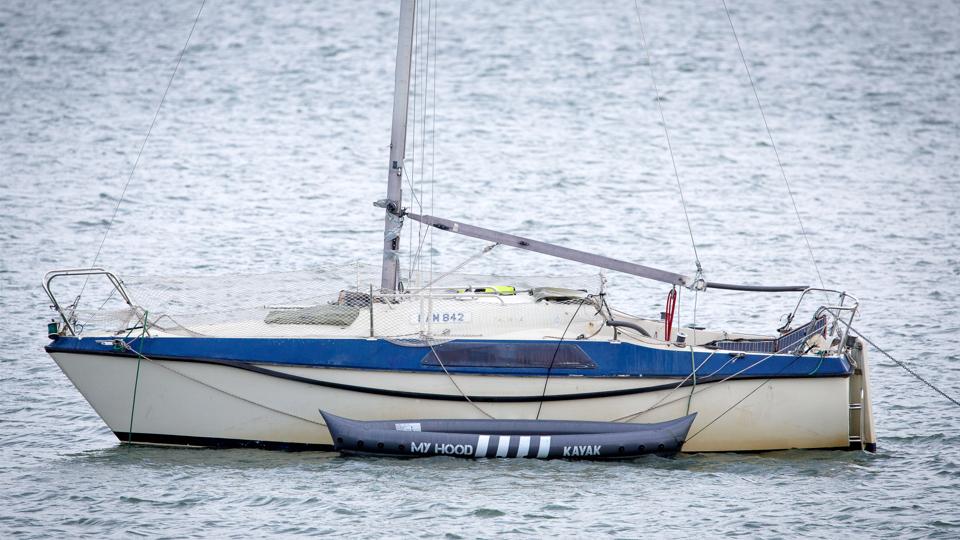 Siden sensommeren har en mystisk sejlbåd været strandet ud for Agger Tange. <i>Foto: Bo Lehm</i>
