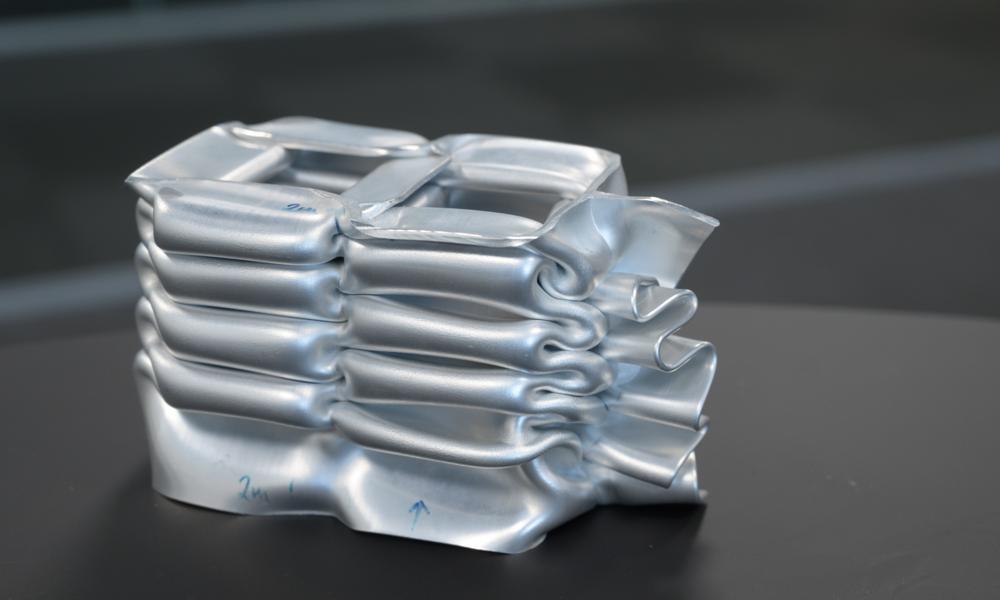 Aluminium har nogle gode deformerings-egenskaber. Det er vigtigt, hvis en bil kommer ud for sammenstød. Her er deformeringsprøve fra Hydro Extrusion Denmark. Aluminium har nogle gode deformerings-egenskaber. Det er vigtigt, hvis en bil kommer ud for sammenstød. Her er deformeringsprøve fra Hydro Extrusion Denmark.