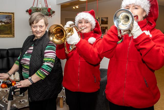Hilda Jeppesen var begejstret for de unge gardisters julemusik. Her nyder hun, at Isabella Dunker og Maria Vinther blæser hende et stykke – et stykke rigtig julemusik.
