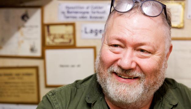 Der smiles bredt, når Niels "Blyant" Pedersen mindes Anders Henningsen. <i>Foto: Bo Lehm</i>