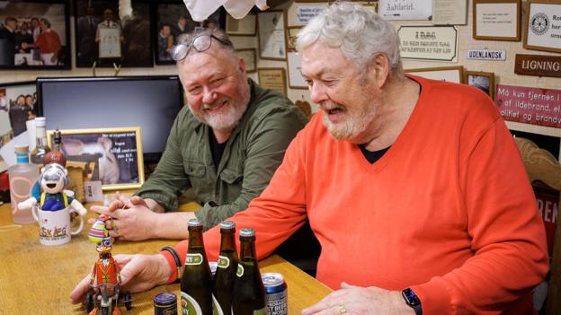 Niels "Blyant" Pedersen (tv.) og Tom Lindskog har mange gode minder om spasmageren Anders Henningsen. <i>Foto: Bo Lehm</i>