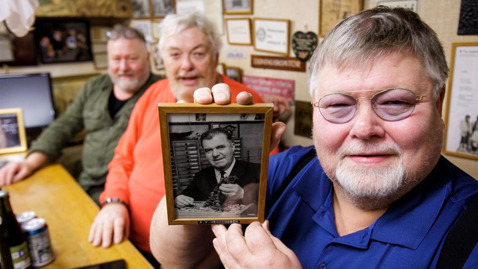 Klaus "Guldsmed" Pedersen viser et billede af Anders Henningsen. <i>Foto: Bo Lehm</i>