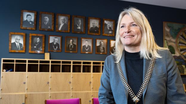 Birgit Hansen elsker at fyre en vits af. Og hun går heller ikke af vejen for at løsne en stemning med en veltilrettet bemærkning. <i>Foto: Bente Poder</i>