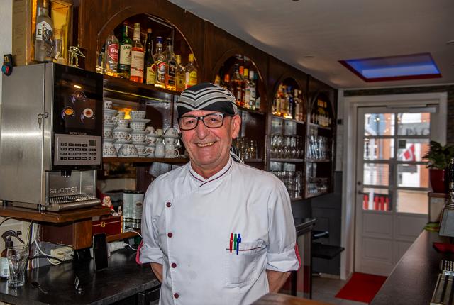 På Torino Pizza og Steakhouse står Carlos klar og læg mærke til hans lune smil. Og snak med kunderne skabte pizza nr. 18.