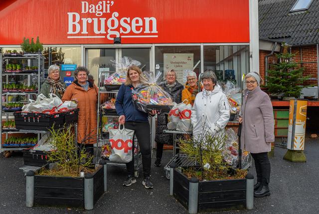 Fra venstre er det Lissi, Eva fra Lions Freja, Sanne fra Dagligbrugsen, Kersti, Kirsten, Birthe og Lisbeth fra Lions Freja på vej på julevisit.