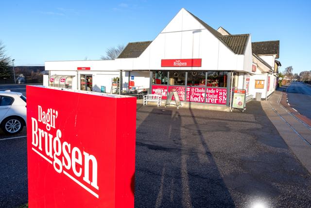 Mange steder er Dagli'Brugsen den eneste butik i byen, og lukker den først, kan det se sort. Derfor har borgerne i nordjyske landsby det seneste år lagt sig i selen for at redde deres supermarked.