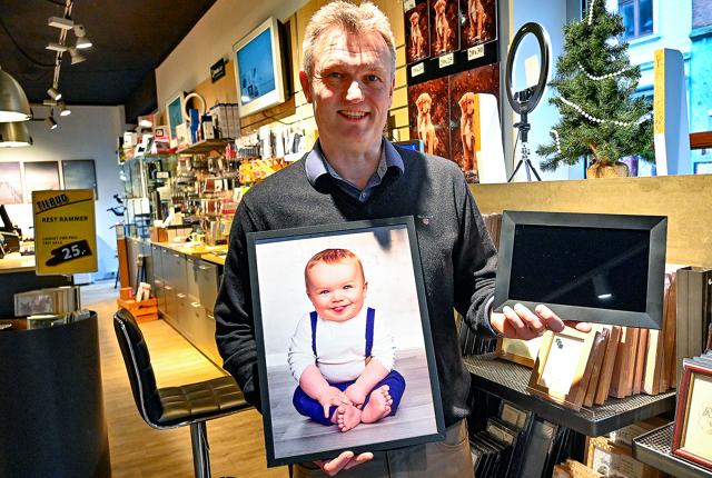 Et skønt portræt er årets julegave i år hos Photocare. Overraskelsen er den nye generation af billedrammer, der pludselig er blevet populære igen - fordi de kan så meget med digitale billeder, siger Jesper Lehd, indehaver.