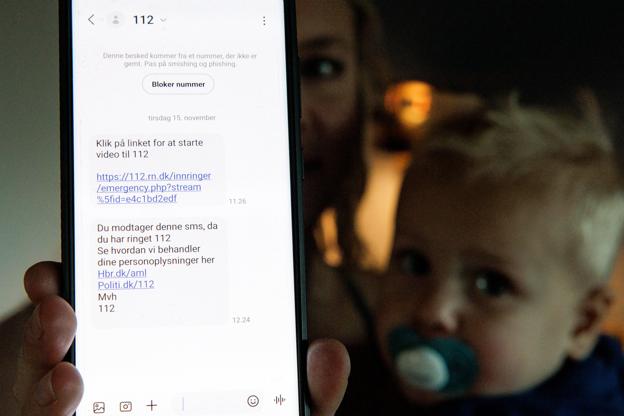 Et link i en besked fra 112 var alt, hvad der skulle til for at etablere videoforbindelse mellem de bekymrede forældre og alarmcentralen, der kunne støtte og hjælpe, indtil ambulance og paramediciner kom frem. <i>Foto: Bo Lehm</i>
